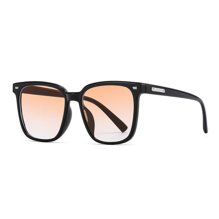 Dame designer solbrille i avslappet stilfull ramme Skanto