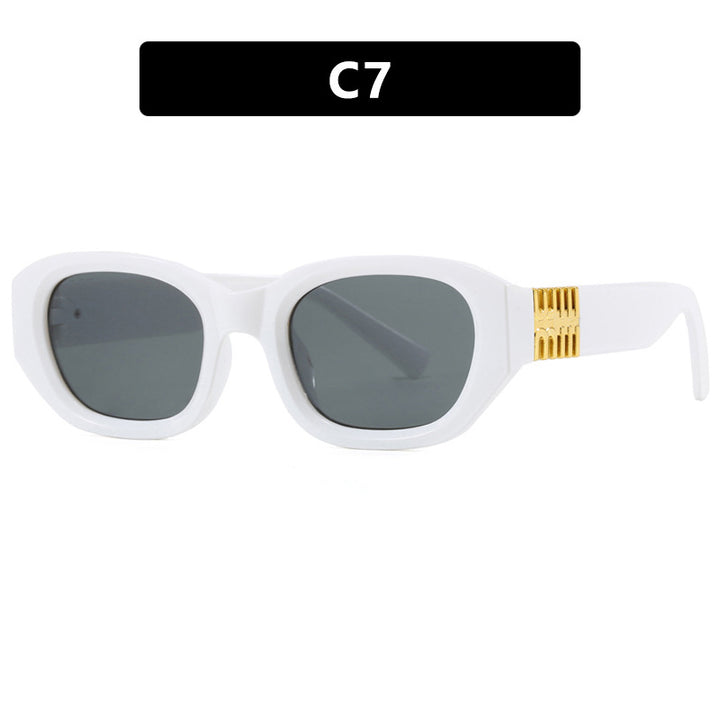 Dame moteriktig solbrille med unikt, geometrisk design og elegante aksenter Skanto