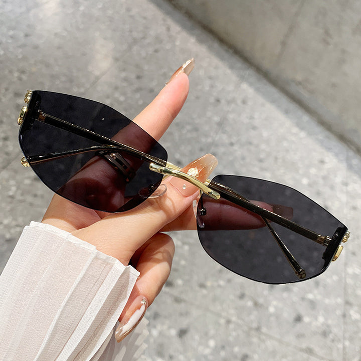 Dame moteriktig solbrille med innovativt sjakkert design Skanto