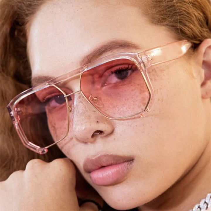Dame modiske oversized solbriller med elegant, facettert rammeverkonstruktion Skanto