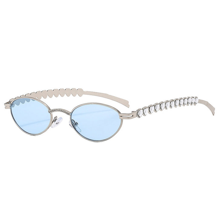 Dame moteriktig solbrille med dekorativ ramme og stilige detaljer Skanto