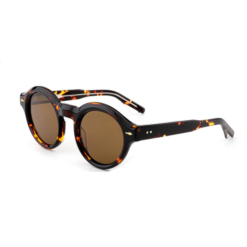 Dame solbrille i elegant retro-design med robust ramme Skanto