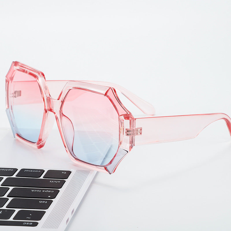 Dame moterelatert solbrille med fasettert ramme Skanto