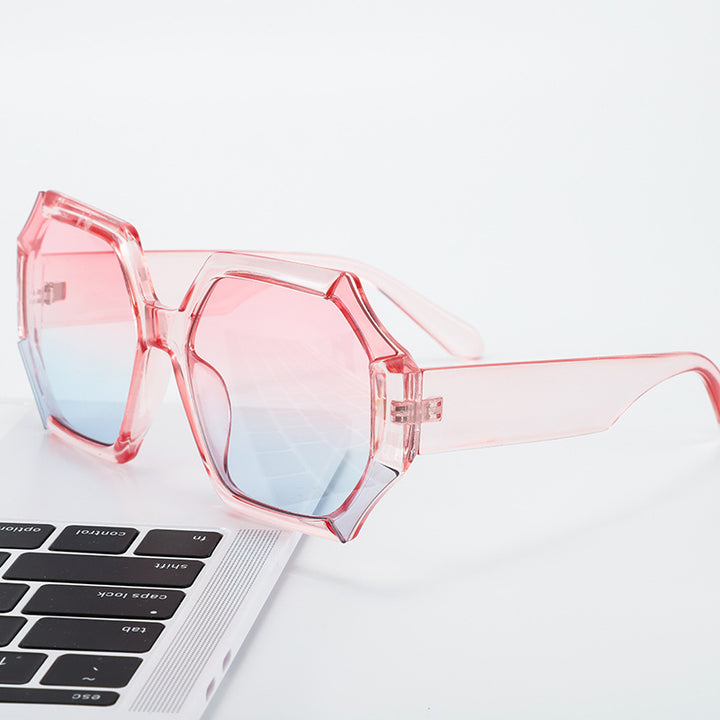 Dame moterelatert solbrille med fasettert ramme Skanto