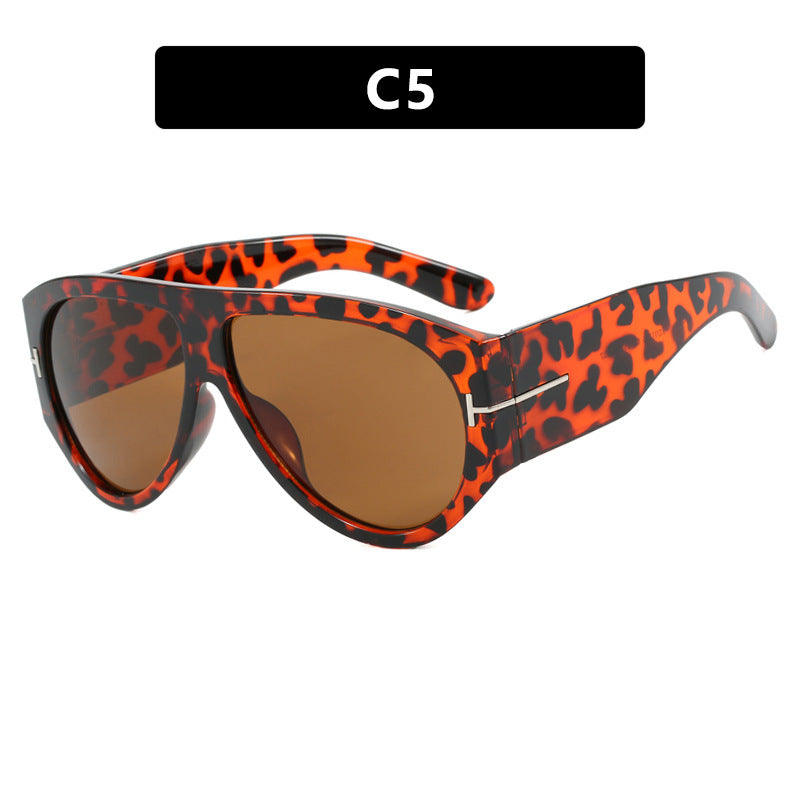 Dame elegant solbrille i markant design Skanto