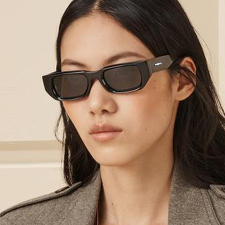 Dame trendy solbriller med innovativ, transparent ramme og polarisert glass Skanto