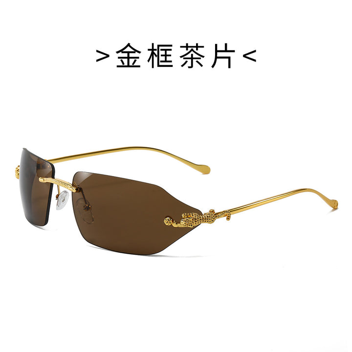 Dame Motefull solbrille med elegant ramme og eksklusive detaljer Skanto