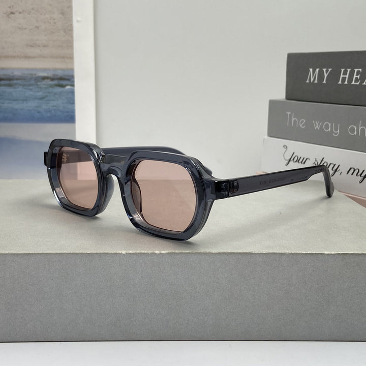 Dame moteriktig solbrille i moderne design med bred ramme Skanto
