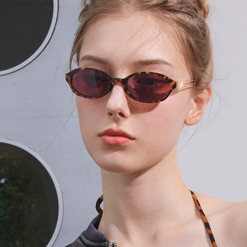 Dame moteriktig solbrille i elegant skilpadde mønster Skanto