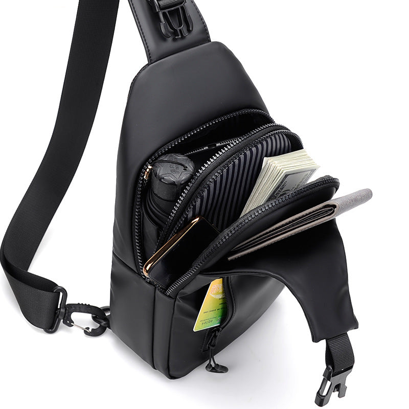 Sling-Bag med vannavvisende materiale og praktisk romdesign Skanto