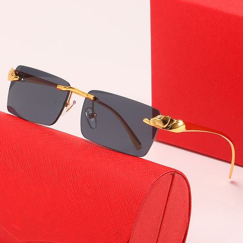 Dame moteriktig solbrille med elegant metallramme og innovative linser Skanto