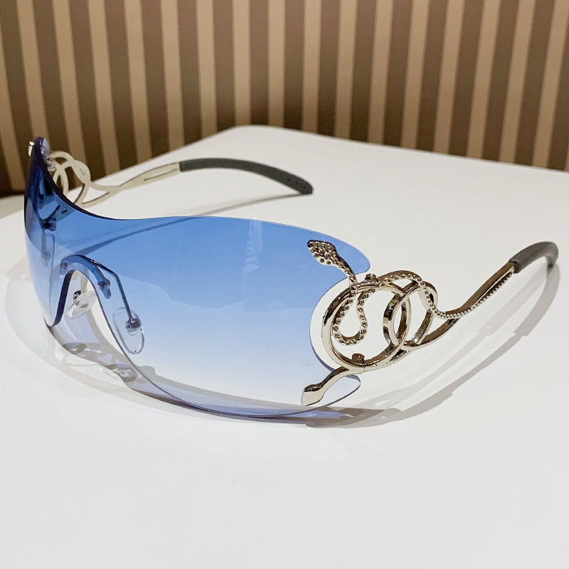 Dame futuristisk solbrille med lekent design Skanto