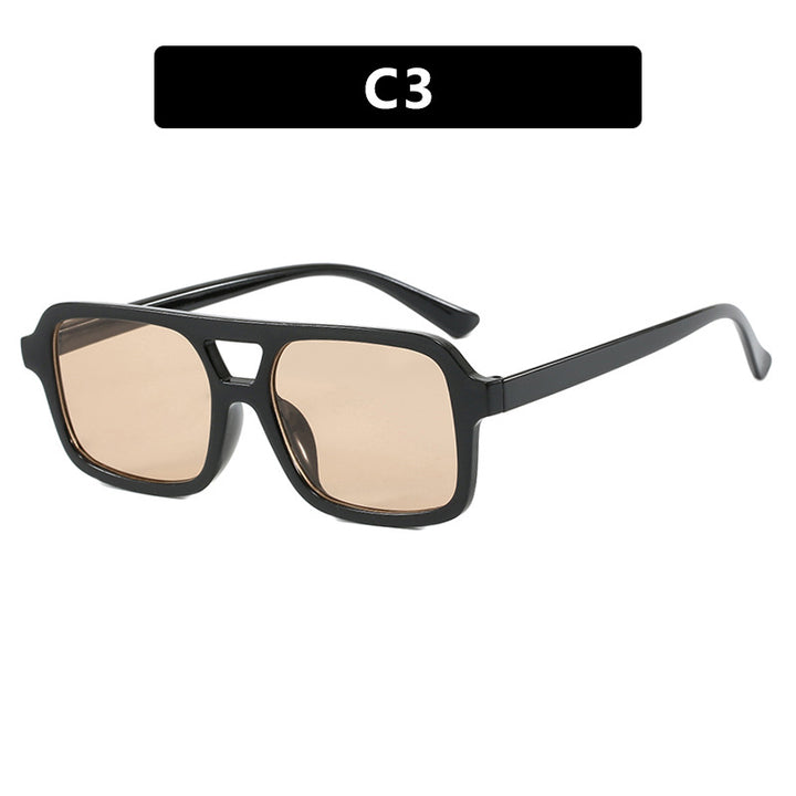 Dame moteriktig kvadratisk solbrille laget av transparent plast Skanto