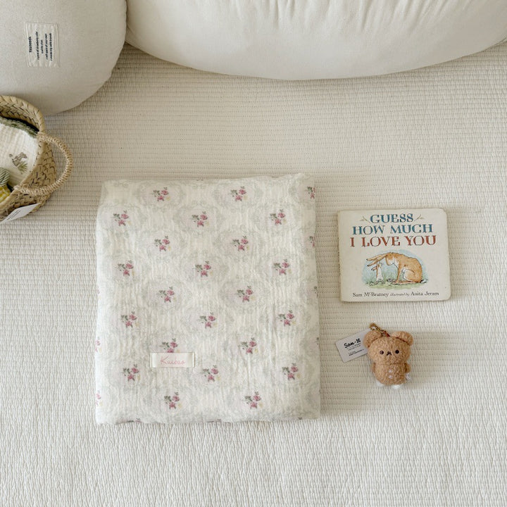 Unisex Musselinteppe med delikat blomsterdesign og elegante volanger Skanto