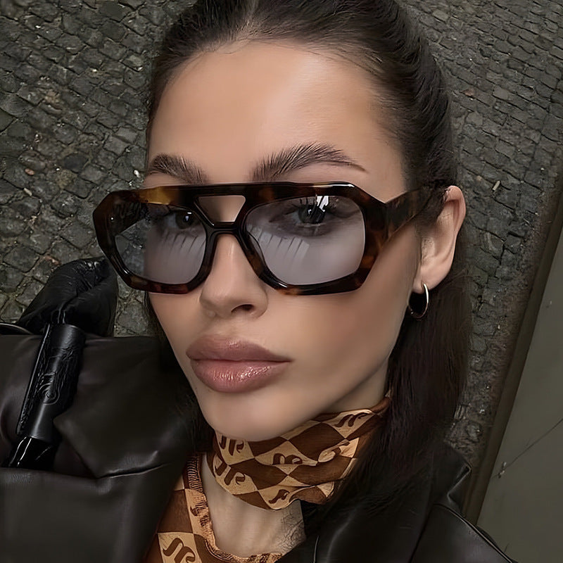 Dame geometrisk solbrille med luksuriøst design Skanto