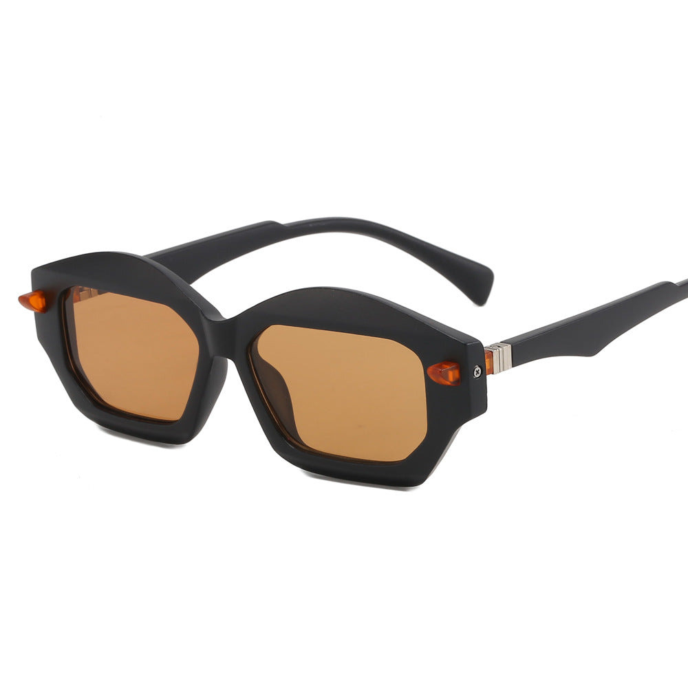 Damer moderne solbrille med iøynefallende ramme Skanto
