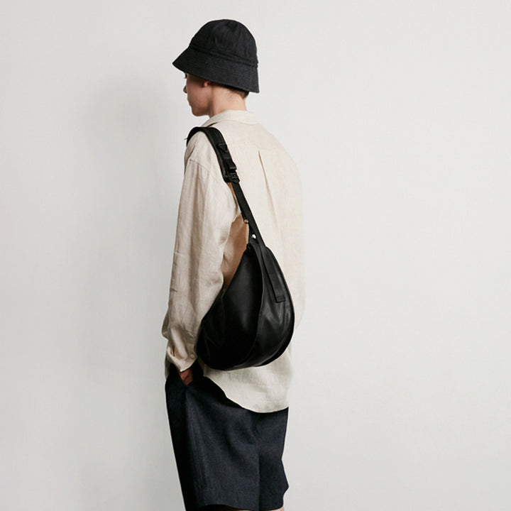 Elegant skulderveske i buet form Skanto