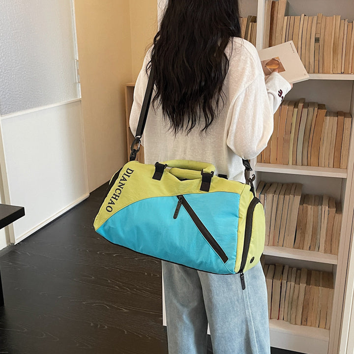 Sporty reise bag med forskjellige rom og slitesterkt materiale Skanto