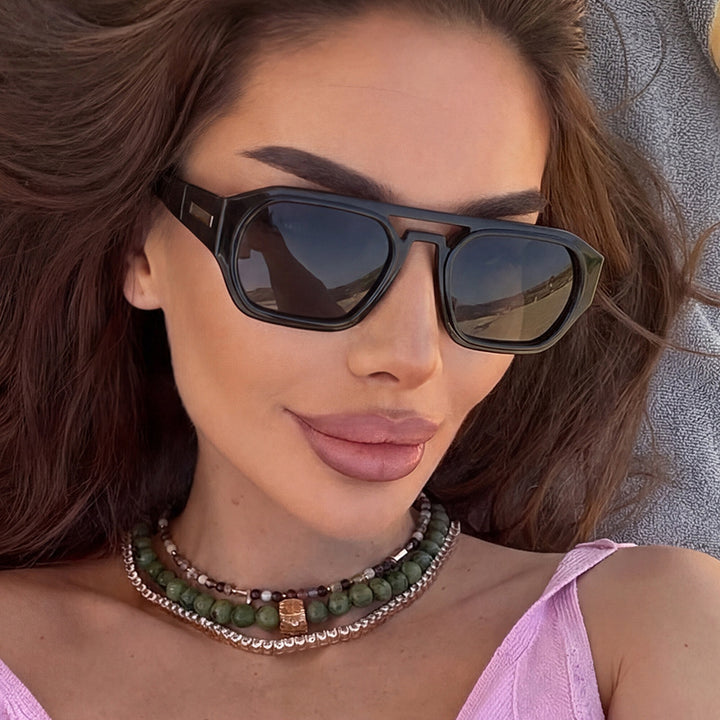 Dame moteriktig rektangulær brille med elegant metalled accent Skanto