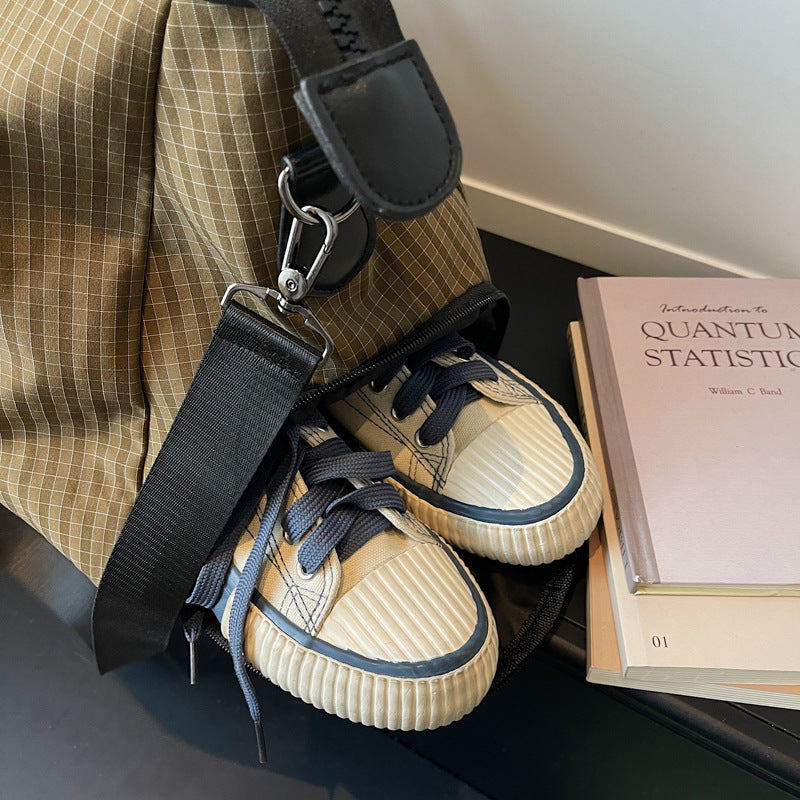 Sporty reiseveske med stilig rutemønster Skanto