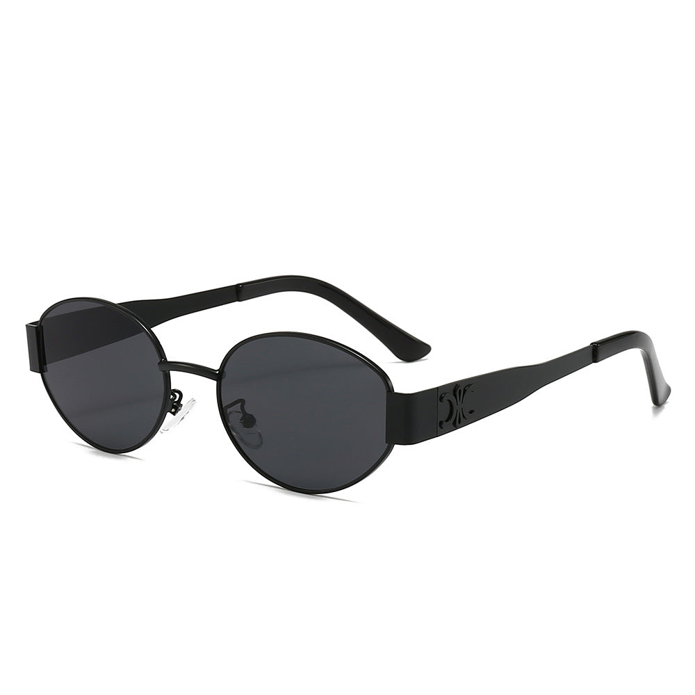 Dame Designer-solbrille med elegant oval ramme og unike aksenter Skanto