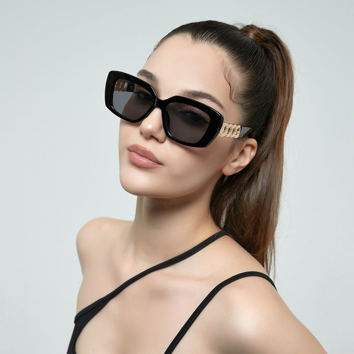 Dame elegant kvadratisk solbrille med gullutstyrt ramme Skanto