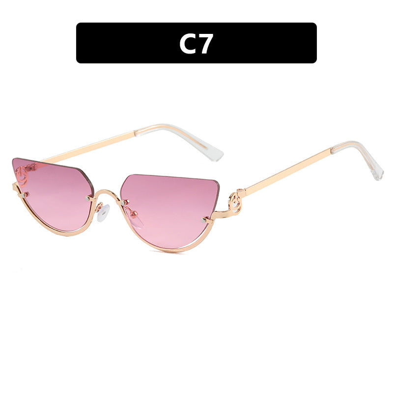 Dame Cat-Eye solbriller med gullfarget metallramme og UV-beskyttelse Skanto