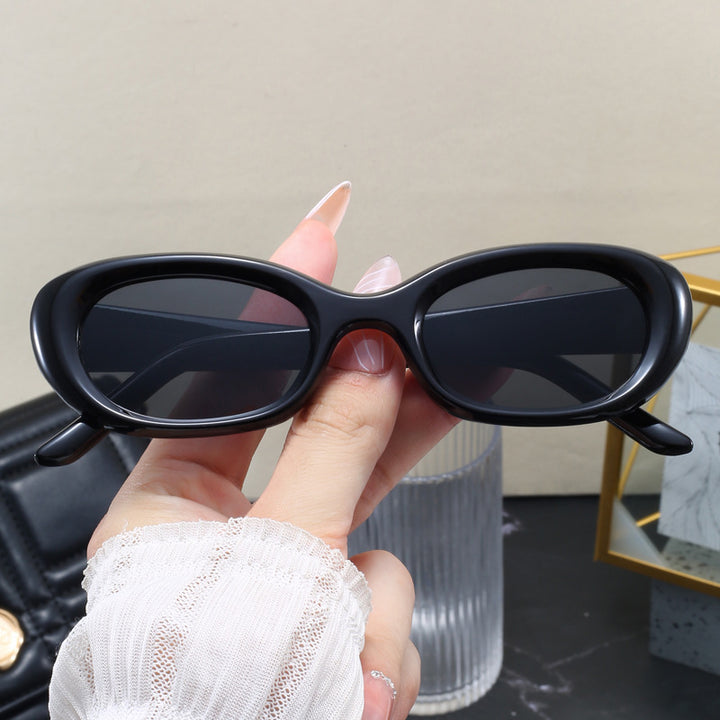 Dame moteriktig solbrille med oval design og UV-beskyttelse Skanto