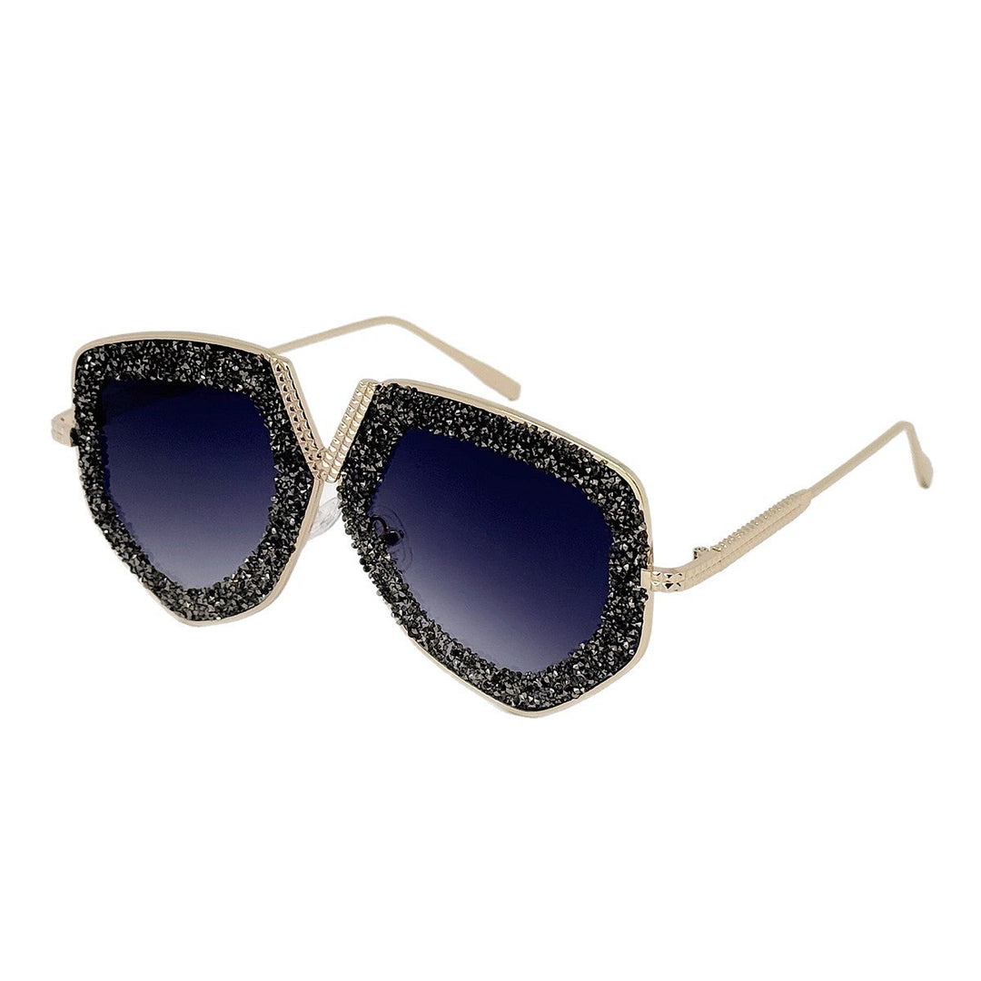 Dame moteriktig solbrille med glitrende ramme og elegant form Skanto