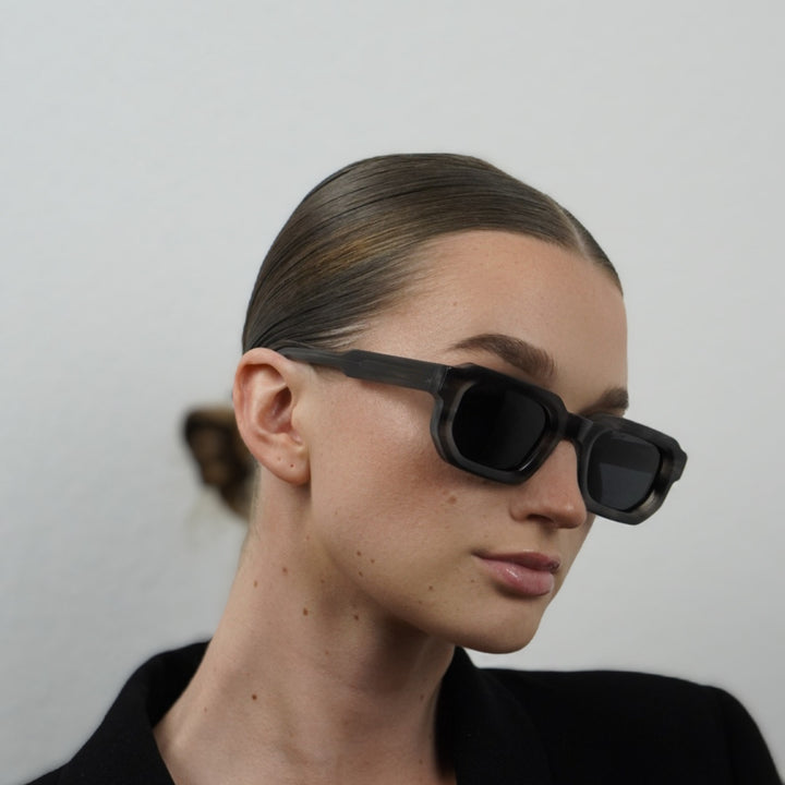 Dame solbrille i moderne geometrisk design fra Skanto