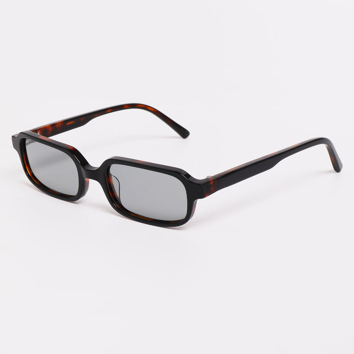 Dame solbrille i moderne, kantete design med høyt utviklede UV-beskyttelseslinser Skanto