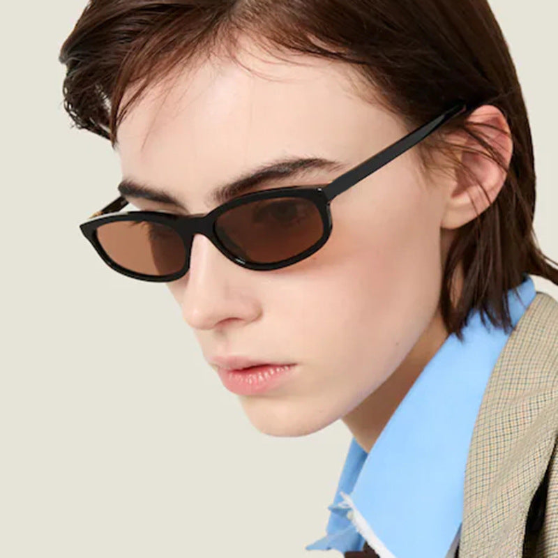 Dame moteriktig solbrille med elegant design Skanto