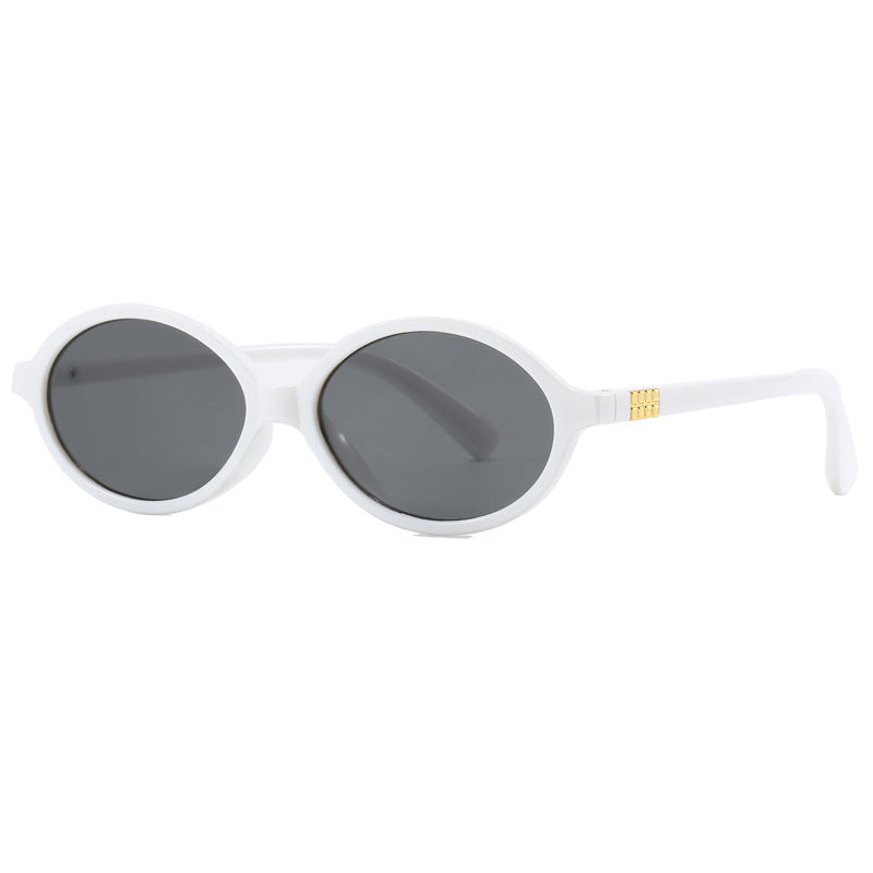 Dame moteriktig solbrille med oval ramme og gyldne detaljer Skanto