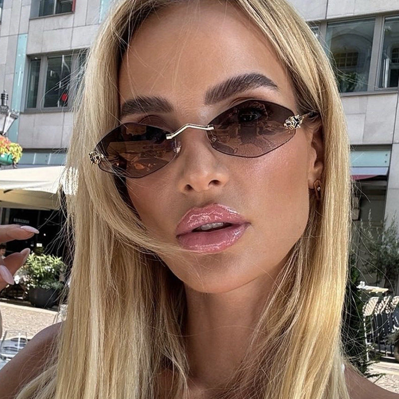 Dame geometrisk solbrille med dobbelt metallramme og beskyttende linser Skanto
