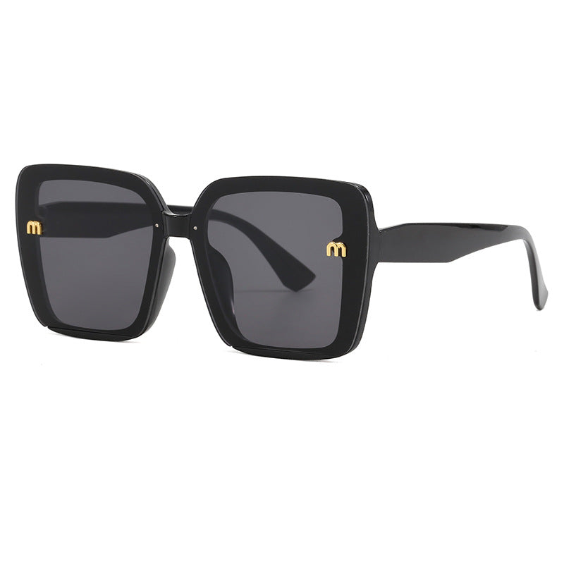 Dame oversized kvadratisk solbrille med elegant ramme Skanto