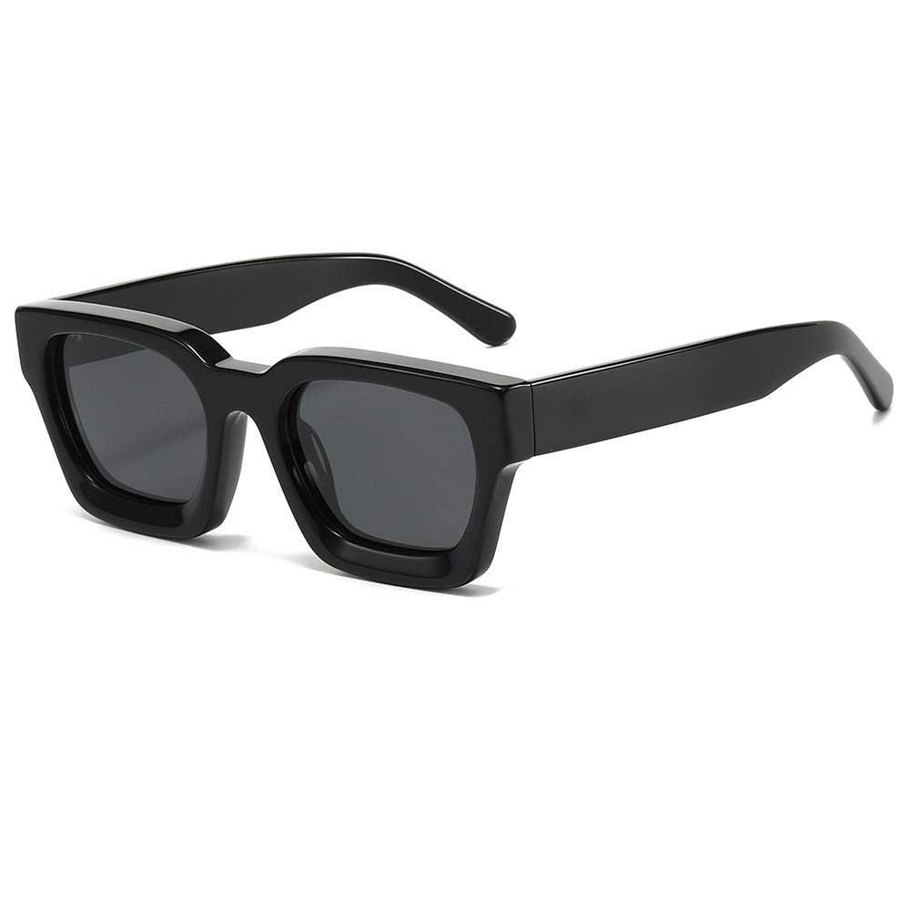 Dame designer solbrille med moderne, kvadratisk ramme og UV-beskyttelse Skanto