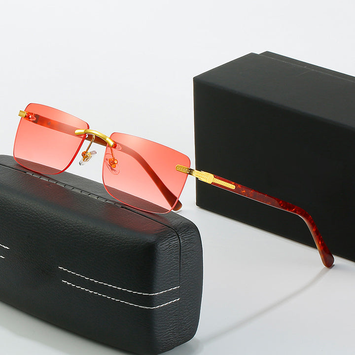 Dame moteriktig solbrille med stilren, firkantet ramme og elegante metallkanter Skanto