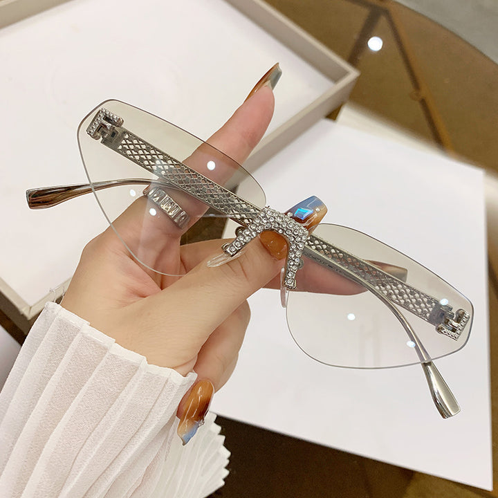 Dame Designer katteøyne-solbrille med glitrende strass-dekor Skanto