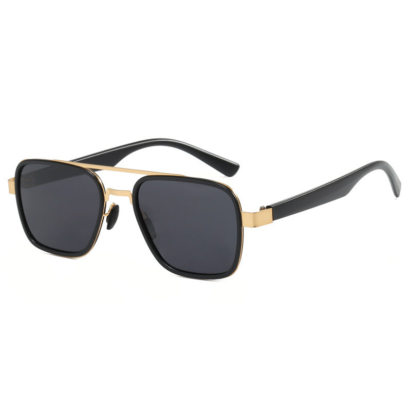 Dame moteriktig solbrille med firkantet ramme og innovative linser Skanto