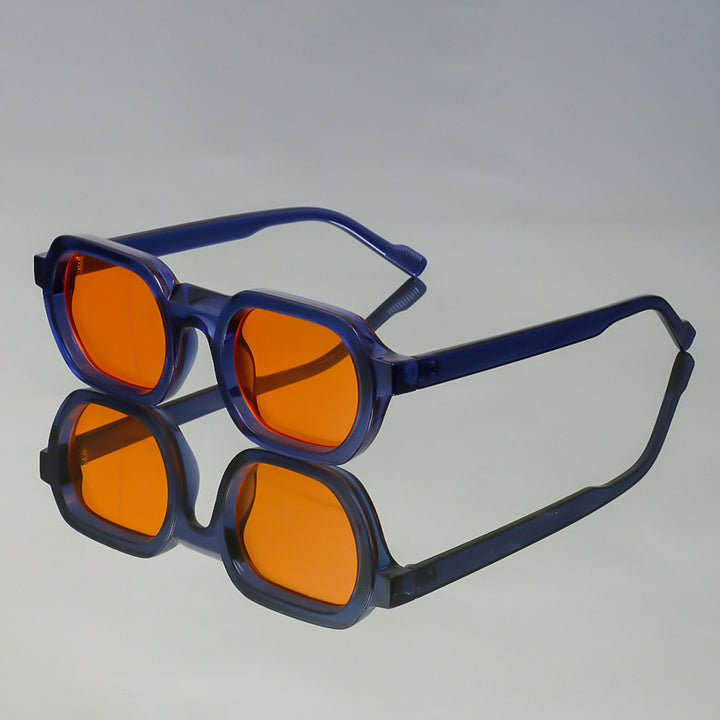 Dame moteriktig solbrille i moderne design med bred ramme Skanto