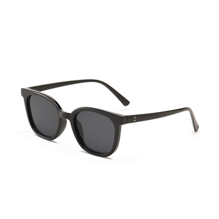 Dame moteriktig solbrille med moderne plastinnfatning Skanto
