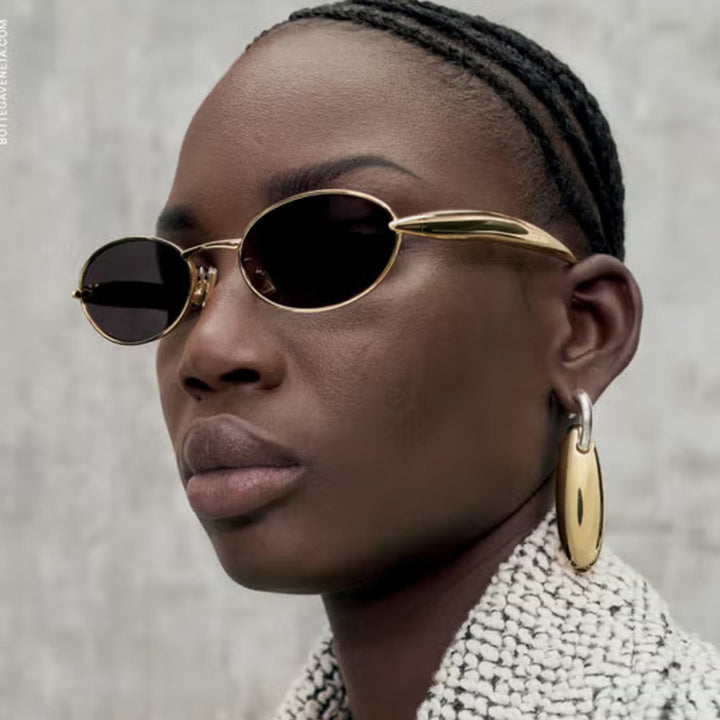 Dame moteriktig solbrille med oval ramme og glitrende detaljer Skanto