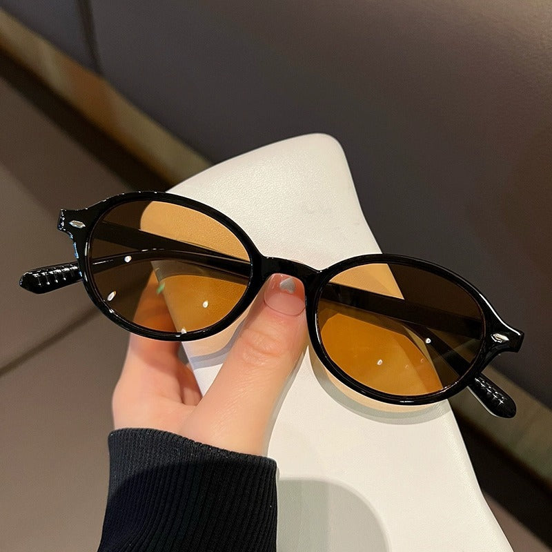Dame modische solbrille i elegant ovaldesign Skanto