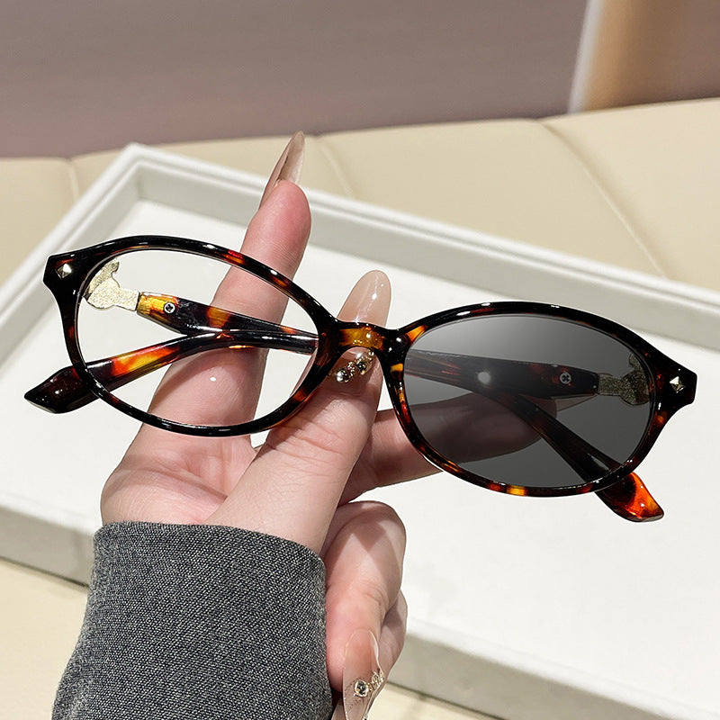 Dame motekunstig brille i elegant ova-design med gyldne aksenter Skanto