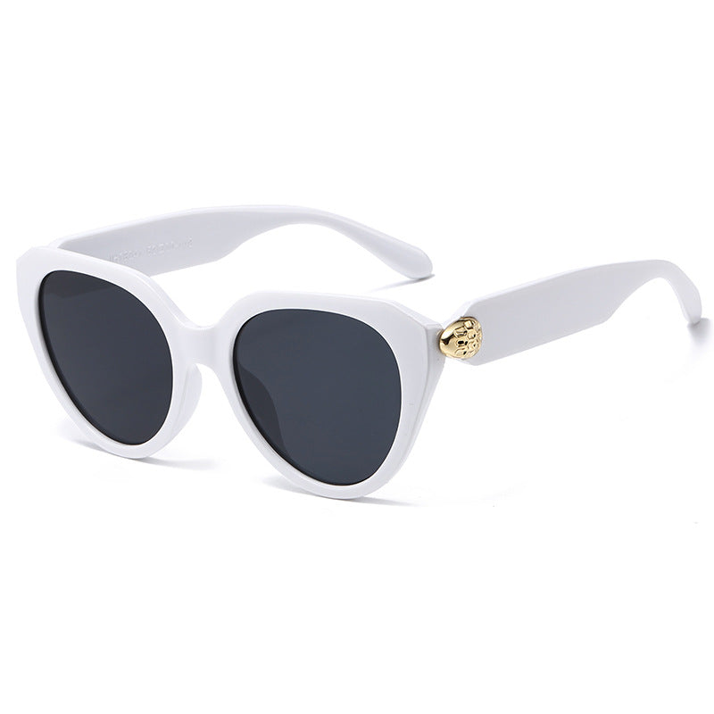 Dame Cat-Eye solbriller med gullige detaljer og beskyttende UV-filter Skanto