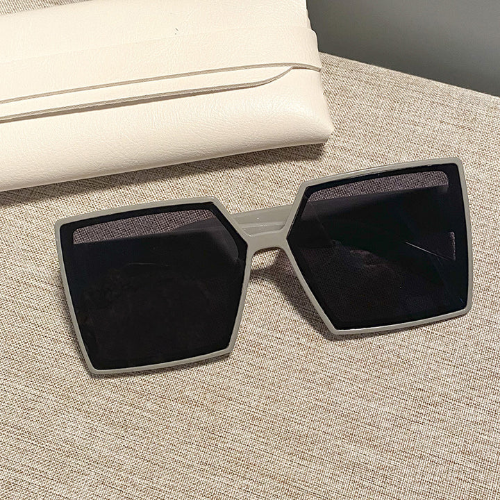 Dame kvadratisk solbrille med robust ramme og stillegant design Skanto