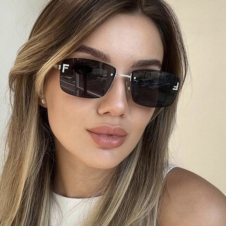 Dame kvadratisk solbrille med elegant gullramme og stilige linser Skanto