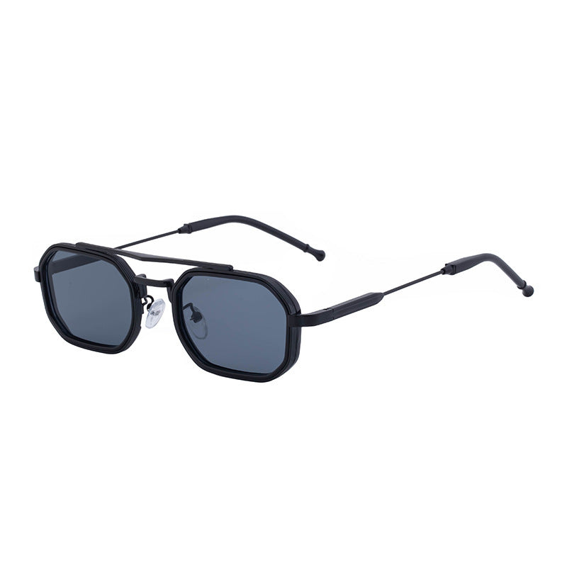 Dame moteriktig solbrille i iøynefallende, asymmetrisk design Skanto
