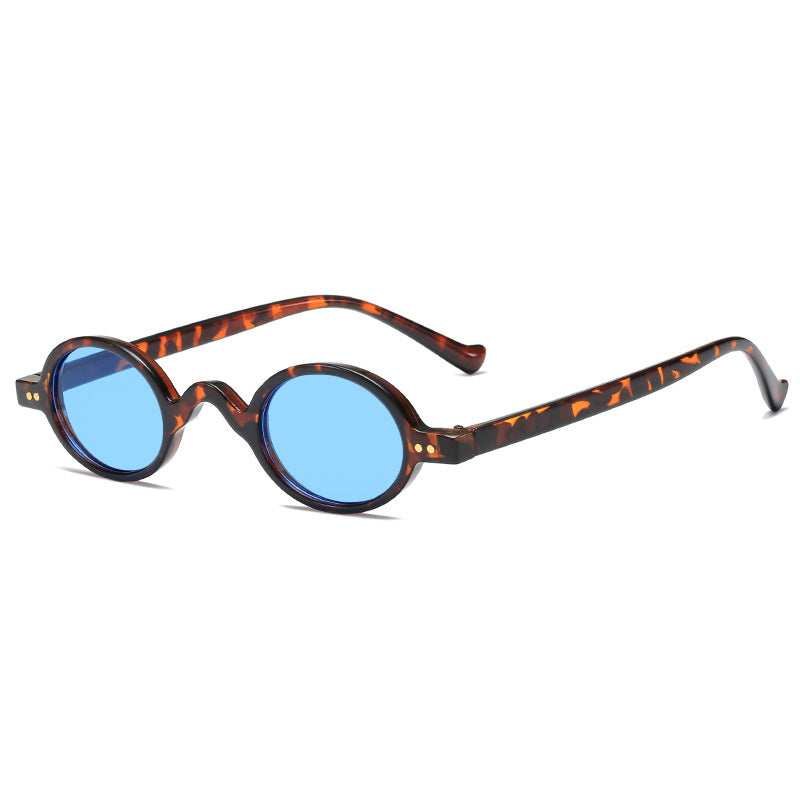Dame rund solbrille med markant design og høykvalitets plastikkramme Skanto