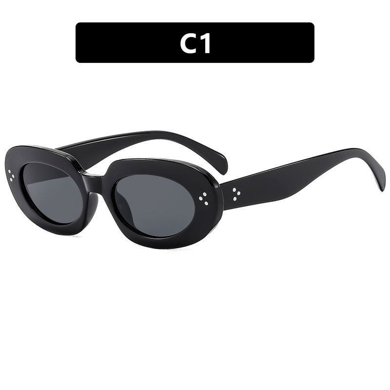 Dame moteriktig solbrille med unikt ovalt ramme og beskyttende glass Skanto